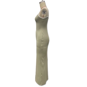 Dettaglio dell'abito bodycon verde oliva con bordi bianchi a contrasto e orlo a sirena