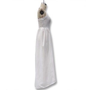 Detailansicht der gesmokten Taille an einem eleganten weißen rückenfreien Maxikleid