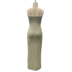 Dettaglio dell'abito aderente verde chiaro con tessuto elastico e spalline sottili