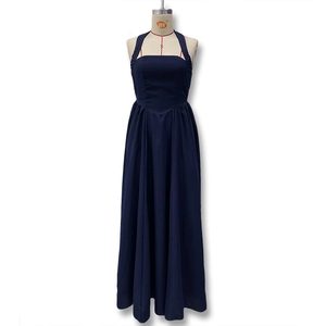 Details des marineblauen bodenlangen Halterkleides mit eleganter Taille und Faltenstruktur
