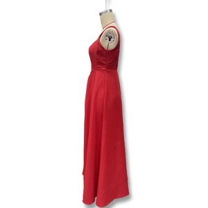 Detailansicht des verdeckten Reißverschlusses und des hohen Taillenschnitts am roten Kleid