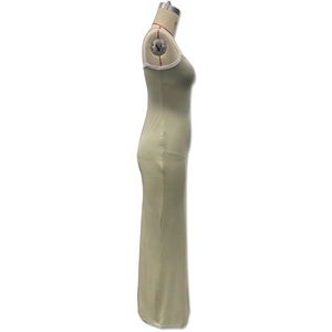 Dettaglio dell'abito bodycon con bordino a contrasto bianco e tessuto liscio verde oliva