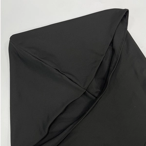 Gros plan détaillé des coutures de la taille et du tissu élastique mat de la robe noire