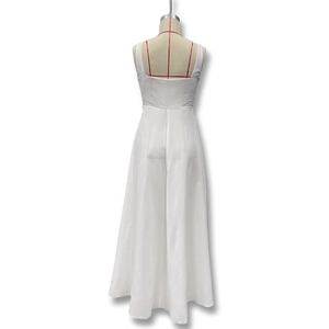 Detailansicht eines weißen Maxikleids mit quadratischem Ausschnitt aus leichtem Chiffon