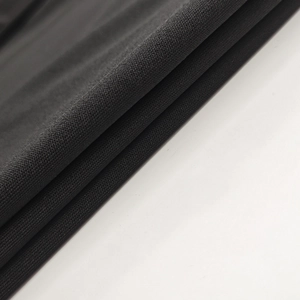 Detaillierte Makroansicht der schwarzen gewebten Stoffstruktur mit Rüschen am Kleid