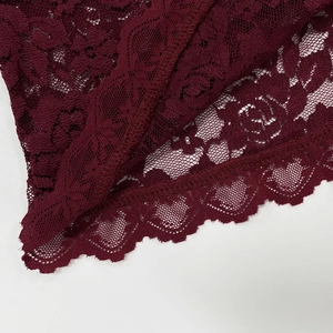Détail de la dentelle florale bordeaux avec bords festonnés pour hauts dos nu ajustés