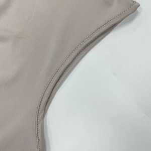 Gros plan sur les coutures à double aiguille de la robe sans manches en maille grise