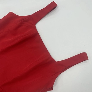 Detailaufnahme der dunkelroten Kleid-Schulterpartie mit quadratischem Ausschnitt und Reißverschluss