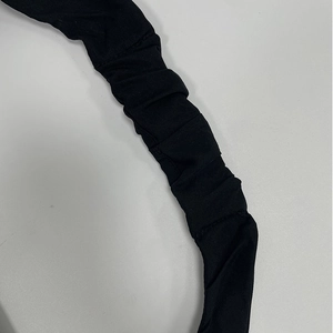 Detailansicht der gefalteten Textur und des mattschwarzen Stoffes dieses Stirnbandes