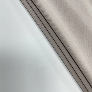 Détail de tissu beige haute densité doux avec un éclat subtil pour robes à capuche