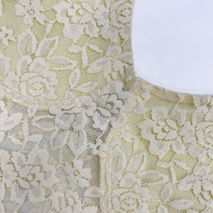 Gros plan sur un tissu en dentelle florale avec des motifs de roses et maille fine