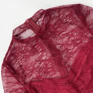 Dettaglio vestito in pizzo bordeaux con collo alto e cerniera posteriore nascosta