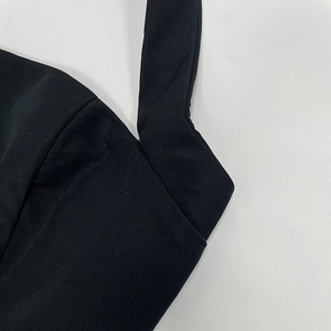 Detail der hochwertigen Nähte und Stoffstruktur an einem schwarzen Kleid mit Karree-Ausschnitt