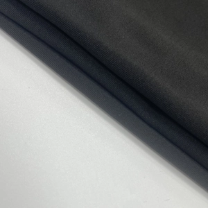 Macro della trama del tessuto a maglia nera ad alta densità e dettaglio del drappeggio