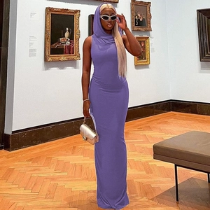 Robe longue violette élégante sans manches à capuche avec coupe ajustée et fente