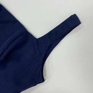 Detailansicht des dunkelblauen Kleides mit verdecktem Reißverschluss und Twill-Struktur