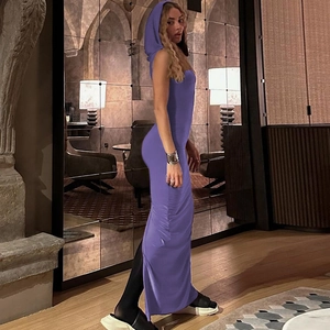 Détail d'une robe moulante violette sans manches à capuche avec fente latérale