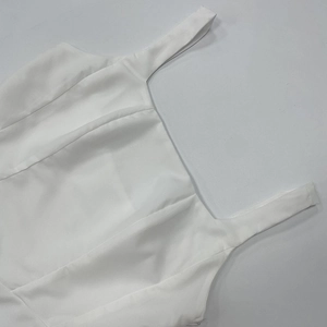 Detailansicht des quadratischen Ausschnitts und der breiten Träger an diesem weißen Kleid