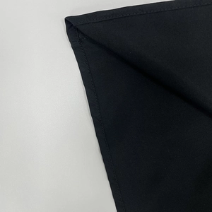Detailaufnahme des schwarzen Stoffsaums mit feiner Textur und sauberer Einzelnadelnaht
