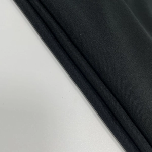 Nahaufnahme des schwarzen Leinwandgewebes mit detaillierter Textur und Knitterfestigkeit