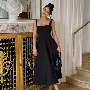 Elegantes schwarzes Kleid mit eckigem Ausschnitt, ärmellos und tailliert mit weitem Rock