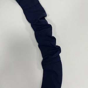 Detail von marineblauem gerafftem Stoff mit eleganter Faltenstruktur und Handwerkskunst