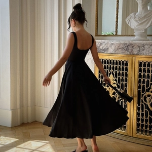 Elegantes schwarzes ärmelloses Midi-Kleid mit U-Rücken und fließendem, weitem Rock
