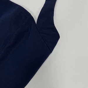Nahaufnahme des tiefblauen Kleiderstoffs mit feiner Webstruktur und sauberer Nahtführung