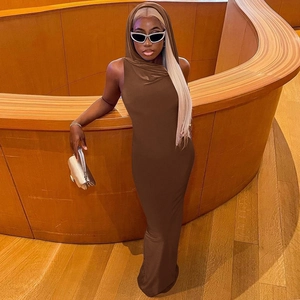 Détail d'une robe longue sans manches à capuche marron foncé en maille extensible ajustée