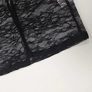 Dettaglio del pizzo floreale nero con trama a rete delicata per un abito lungo elegante