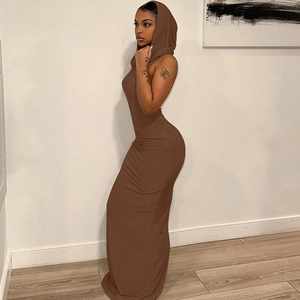 Détail d'une robe maxi marron sans manches à capuche avec une coupe ajustée en maille