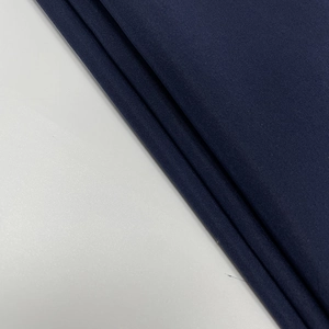 Detailansicht des dunkelblauen Baumwollstoffs mit Leinwandbindung und feiner Textur