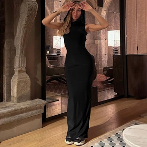 Détail de la fente arrière et du design à capuche sur cette robe longue noire chic