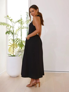 Detailansicht des rückenfreien Neckholder Kleides in Schwarz mit Seitentaschen Design