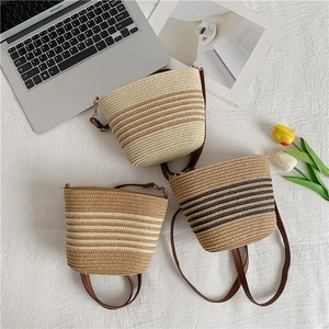Borsa a Secchiello in Paglia Intrecciata Estiva da Donna a Righe Vacanza Tracolla Bohemienne Spiaggia Spalla Cerniera Elegante