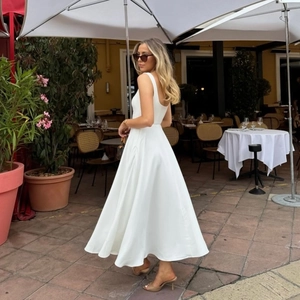 Elegantes weißes ärmelloses A-Linien-Maxikleid mit Rückenausschnitt und Satinschimmer