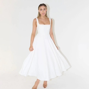 Detailansicht des quadratischen Ausschnitts und der eleganten Plissee-Details am Kleid