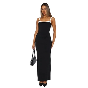 Abito lungo attillato nero minimalista con spalline sottili bianche da donna