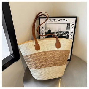 Minimalistische Strohtasche mit braunen Lederriemen für Strand und Sommerreisen