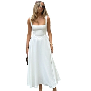 Elegantes weißes ärmelloses Maxikleid mit eckigem Ausschnitt und hoher Taille in A-Linie