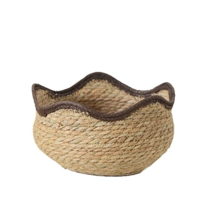 Nordic handwoven straw plant pot with scalloped brown edges for balcony decoration