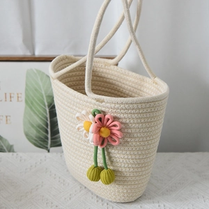 Dettaglio della trama in corda di cotone con fiori in tessuto fatti a mano e particolari