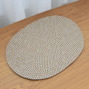 Detailaufnahme des zweifarbigen ovalen Baumwoll-Tischsets mit Spiraltextur