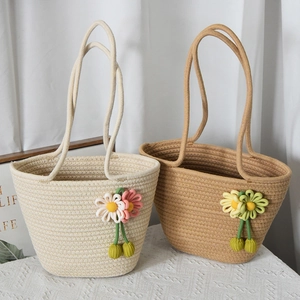 Grandi borse tote intrecciate alla moda in beige e kaki con fiori decorativi all'uncinetto