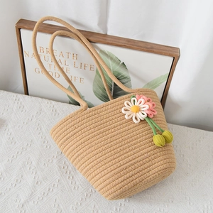 Borsa tote intrecciata beige con ciondolo floreale all'uncinetto per l'estate
