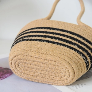 Vue détaillée du sac cabas tissé en jute avec des rayures noires contrastées