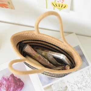 Sac fourre-tout tissé à rayures avec doubles anses et objets du quotidien sur blanc