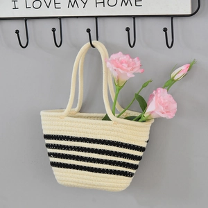 Détail du sac à main tissé en coton à rayures noires utilisé en décoration murale