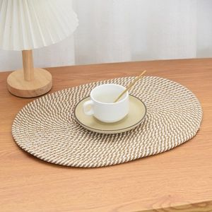 Detaillierte Textur der nordischen ovalen hitzebeständigen Platzmatte in Creme und Braun