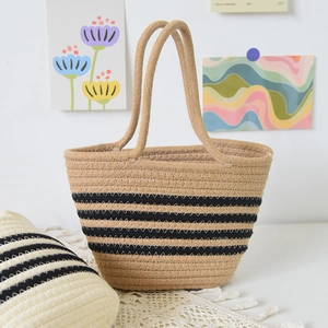 Détail du sac cabas tissé avec rayures noires et double poignées artisanales de qualité